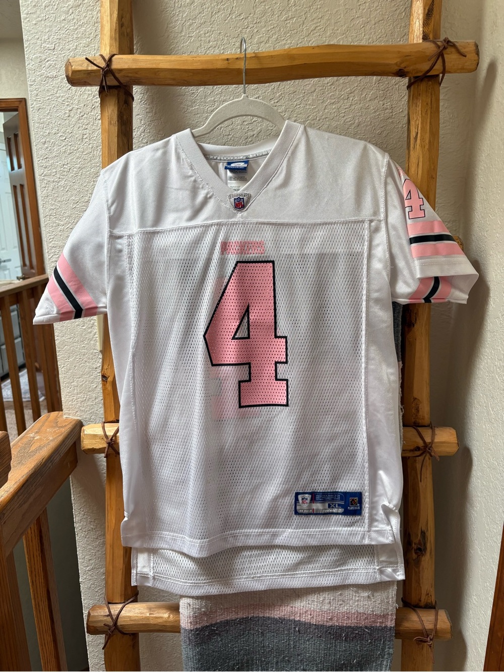 Kid’s XL/Women’s XS White and Pink Brett Favre Packers Jersey.